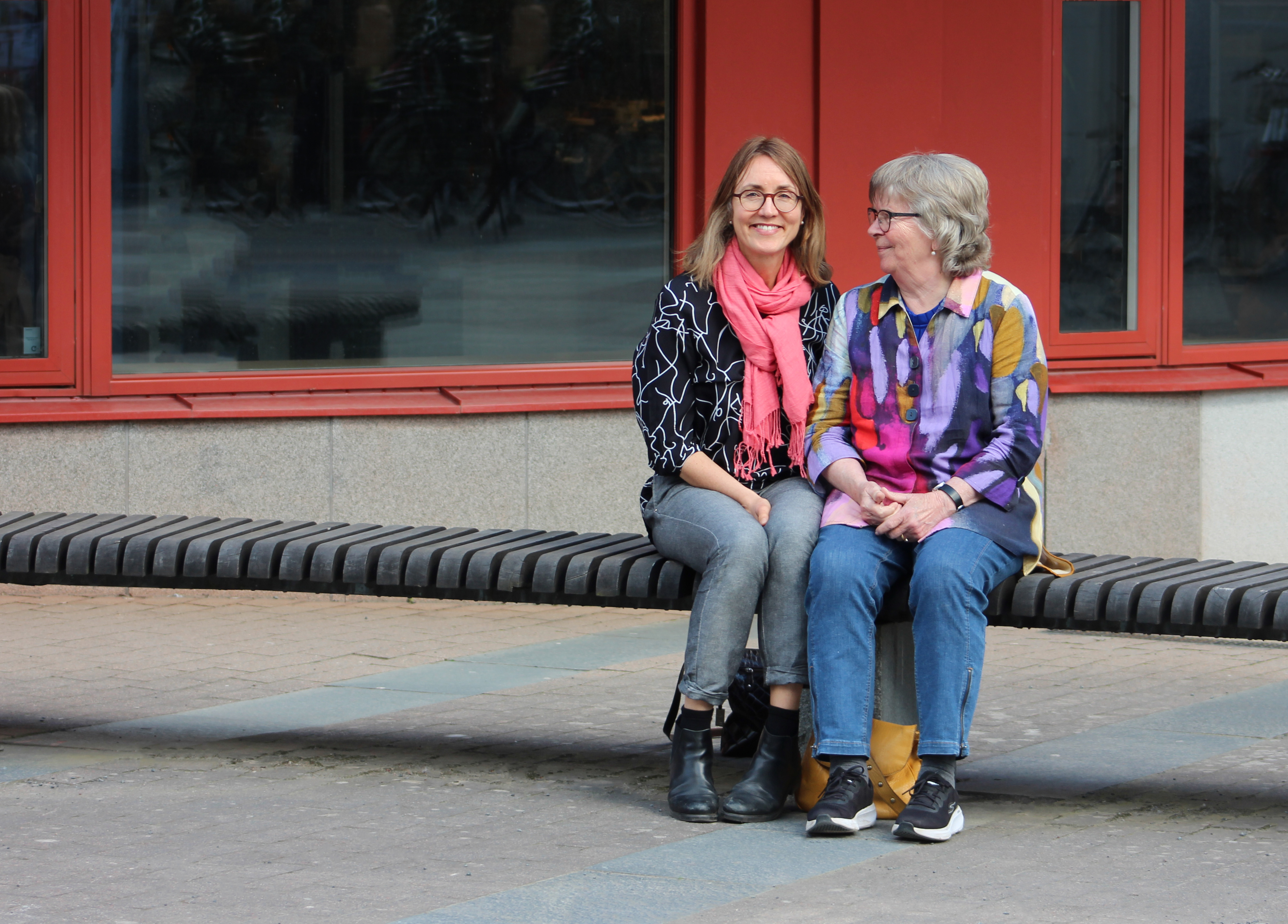 Cecilia Bjursell och Bodil Jönsson på en bänk.