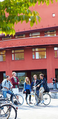 Studenter på campus