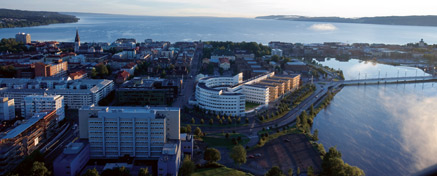 Drönarfoto av campus med Munksjön i förgrunden och Jönköping och Vättern i bakgrunden