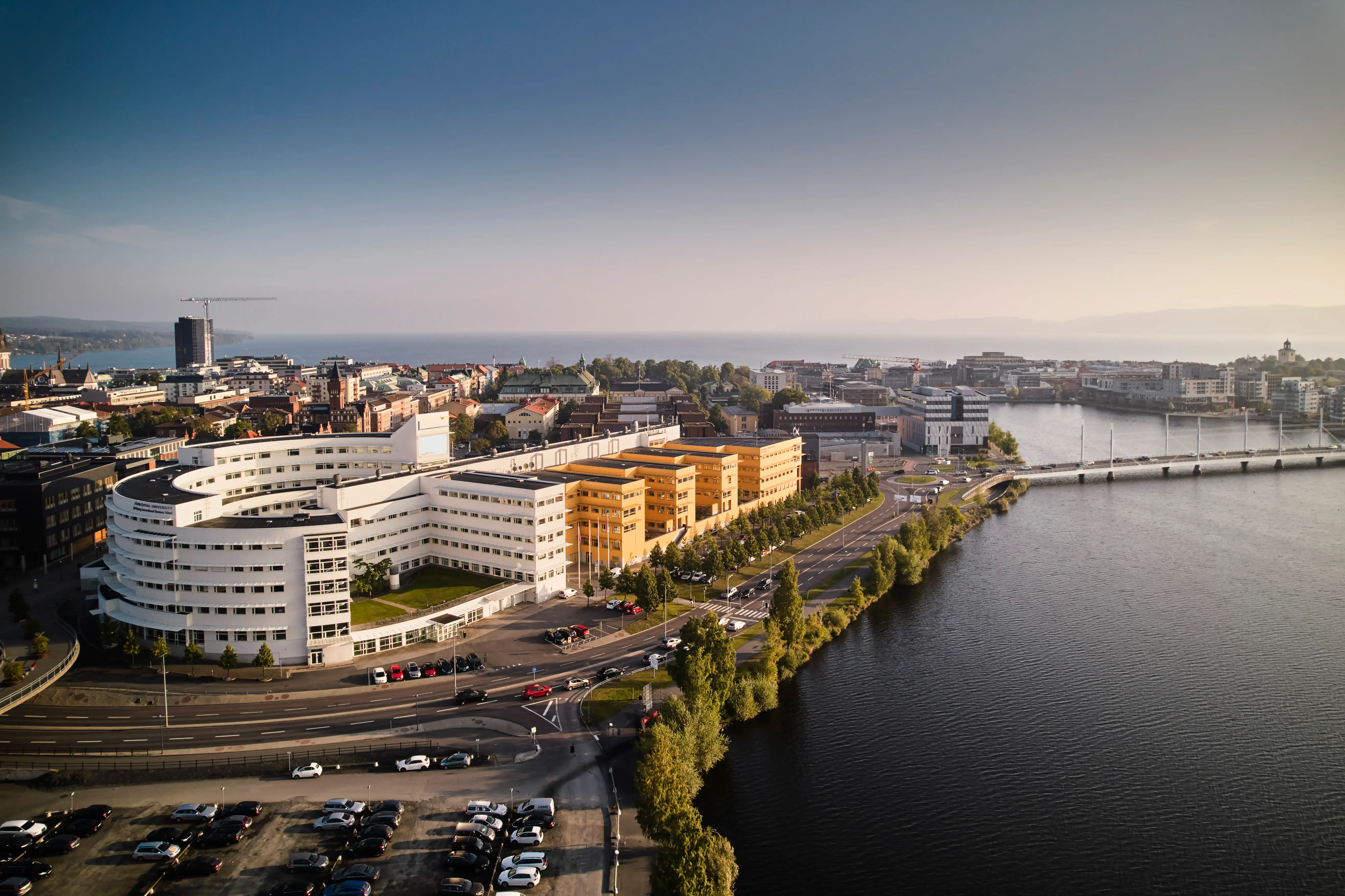 Drönarfoto av campus med Jönköping och Vättern i bakgrunden och Munksjön i förgrunden