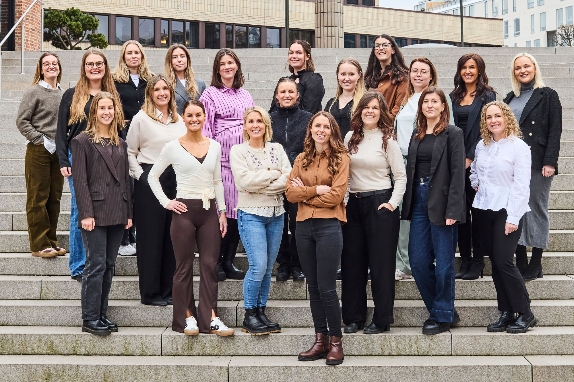 unga kvinnor i en trappa