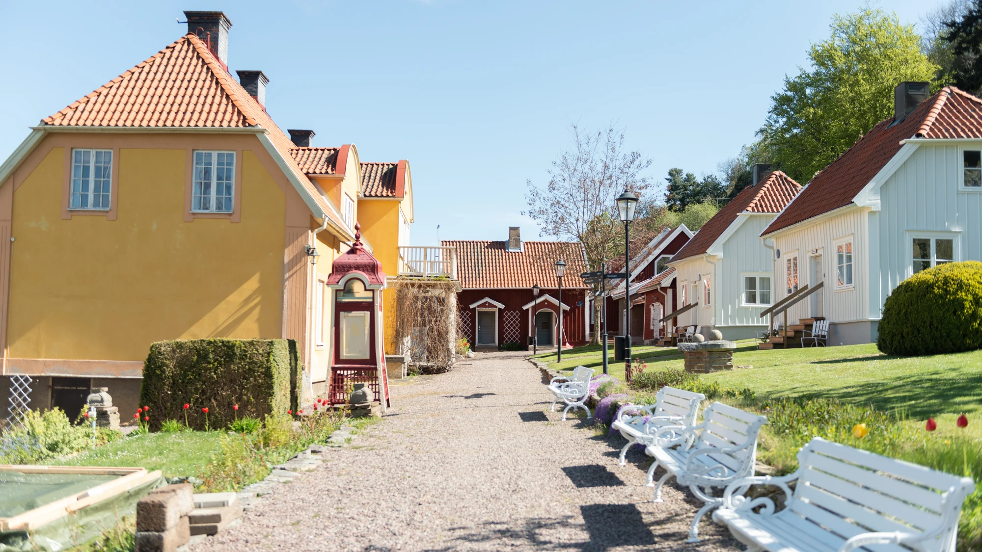 En rad vita bänkar som sitter bredvid varandra.