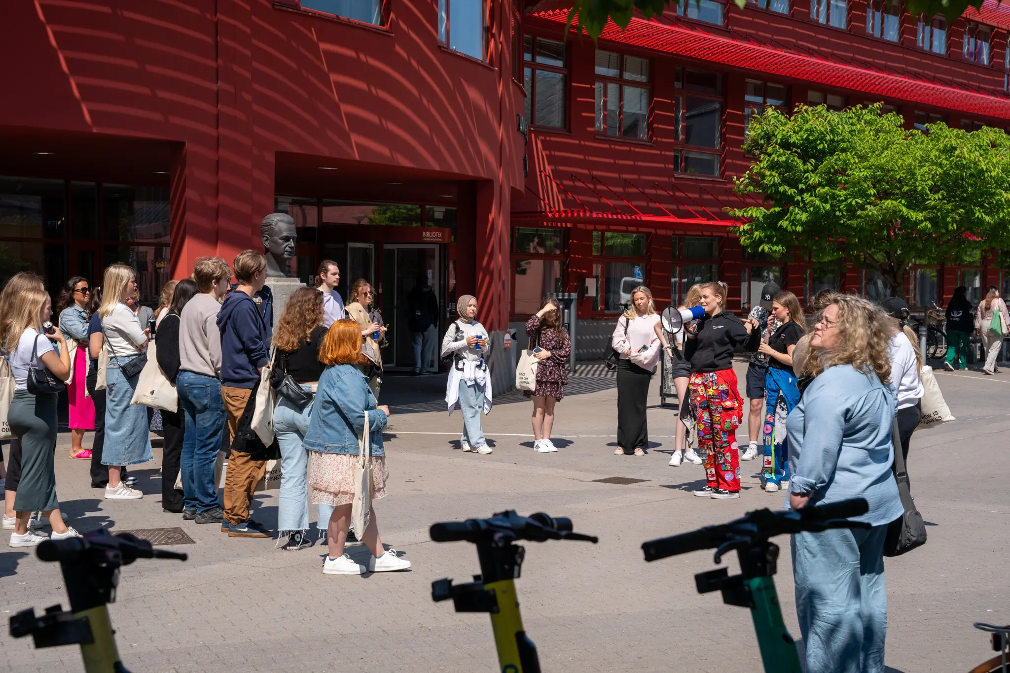 Campus tour outside the library