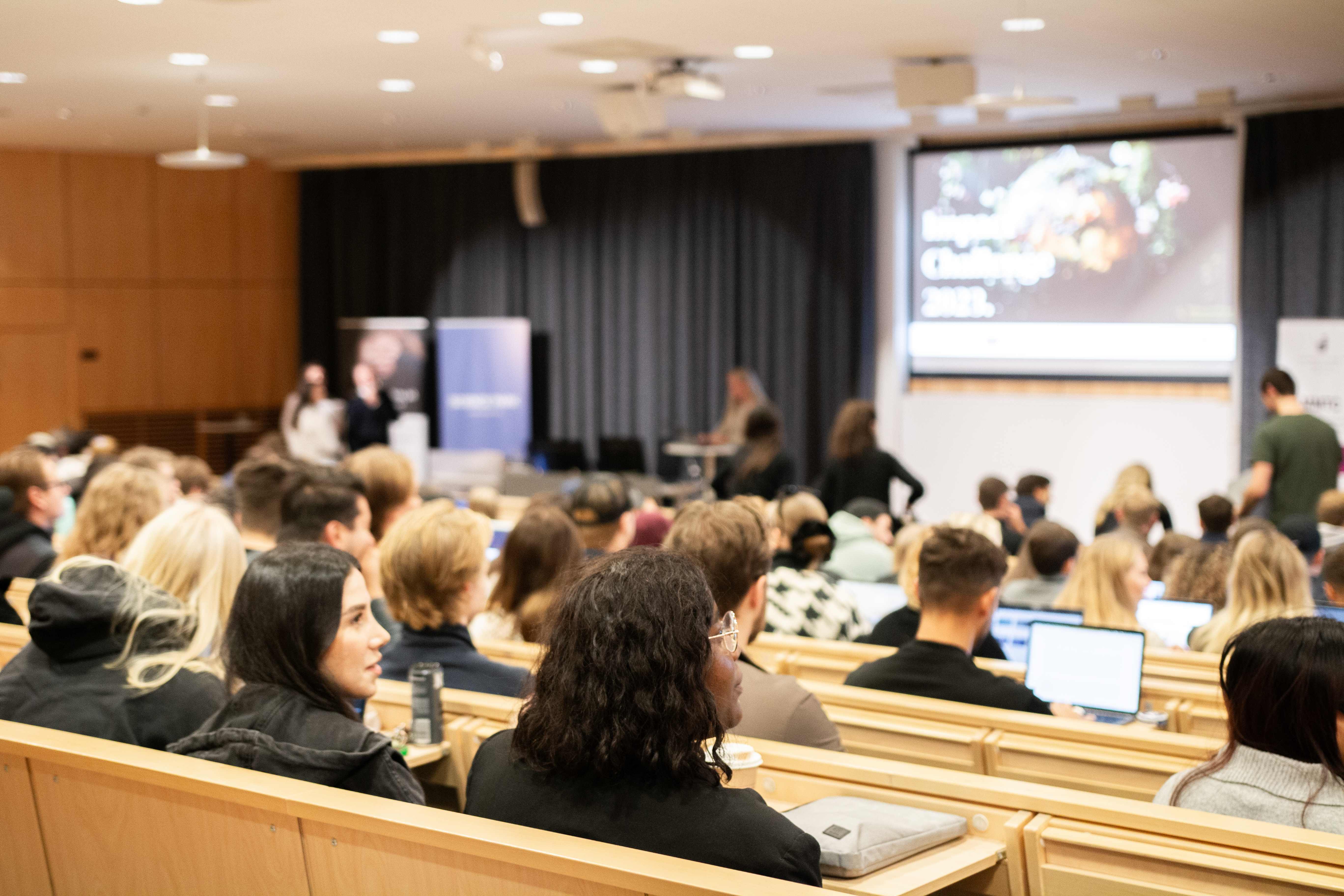 Studenter i aula under en tävling.