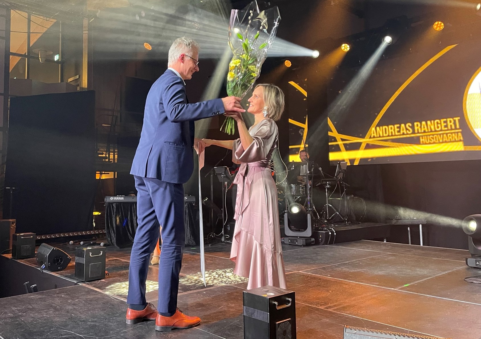 Ingrid Wadskog gratulerar Andreas Rangert