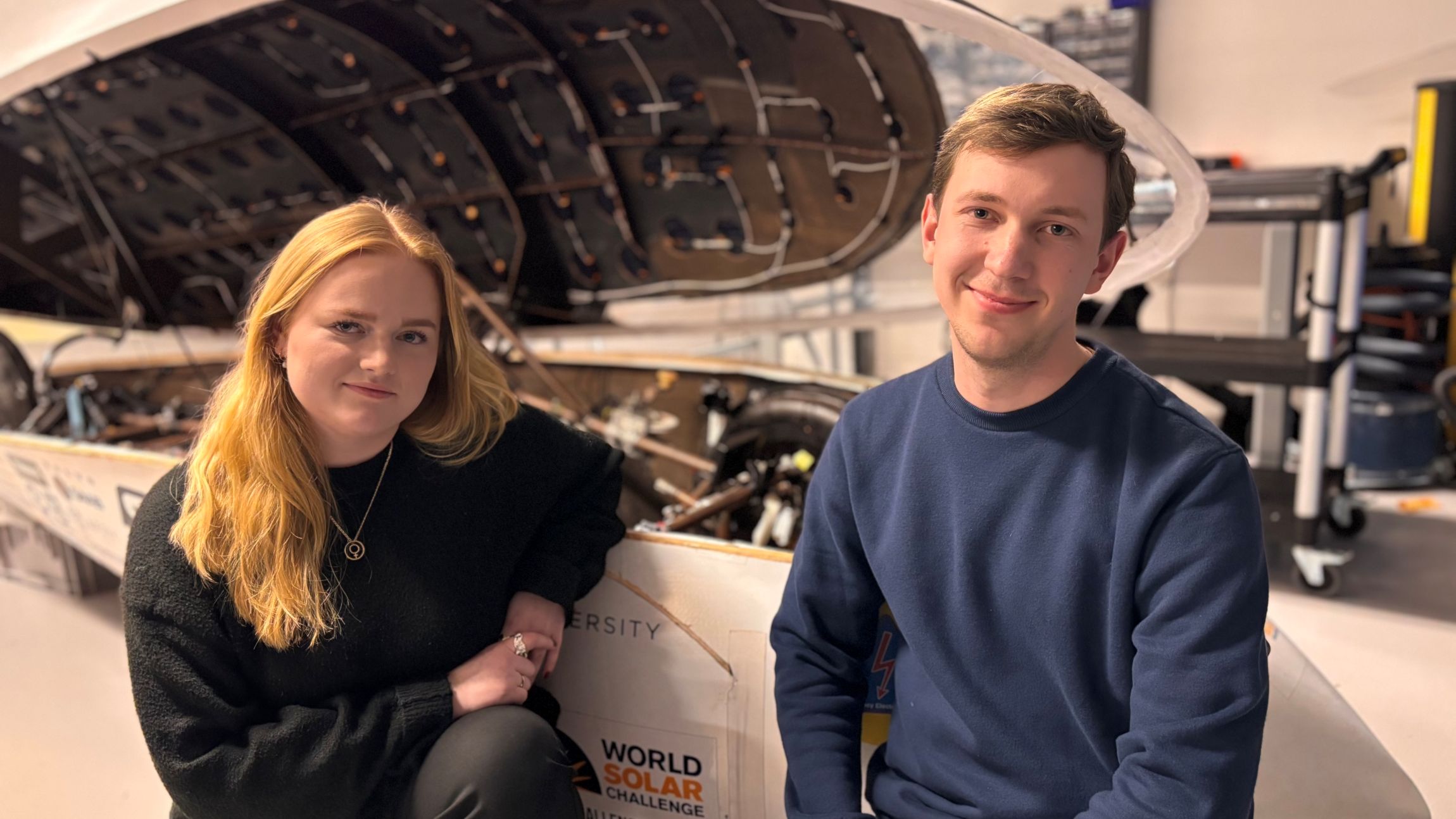 Studenter framför solbil.