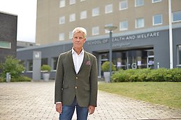 Anders Broström stands 15 meters in front of HHJ's entrance, facing towards camera. 